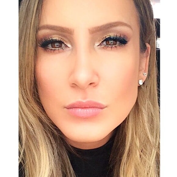Claudia Leitte publicou uma foto em seu Instagram mostrando a maquiagem feita para a gravação do programa 'Altas Horas'