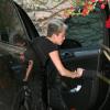 Miley Cyrus é flagrada saindo do carro em Los Angeles