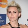 Miley Cyrus posa loira no tapete vermelho da festa de gala pré-Grammy, em Los Angeles, em fevereiro de 2012
