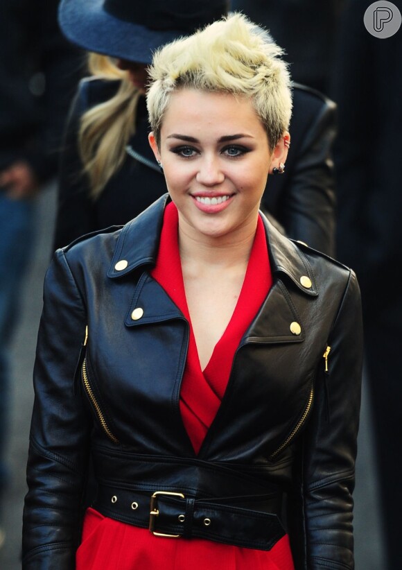 Miley Cyrus posa ao chegar à semana de moda de Nova York, em fevereiro de 2013
