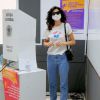 Bruna Marquezine vota no Rio de Janeiro