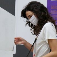 Bruna Marquezine aposta em bolsa de R$12 mil em look para votar no Rio. Veja!