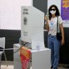 Bruna Marquezine  aposta em calça jeans larga para votar no Rio de Janeiro