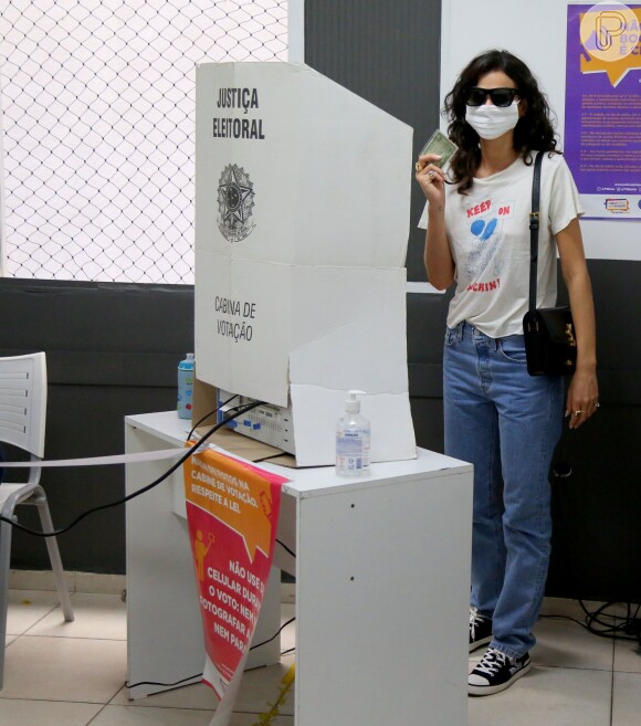 Bruna Marquezine  aposta em calça jeans larga para votar no Rio de Janeiro