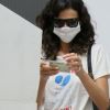 Bruna Marquezine elege bolsa de grife para votar no Rio de Janeiro