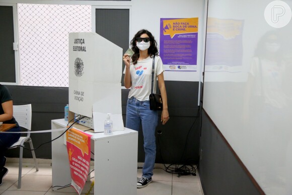 Bruna Marquezine elege blusa estampada para votar no Rio de Janeiro