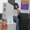 Bruna Marquezine aposta em óculos escuros para votar no Rio de Janeiro