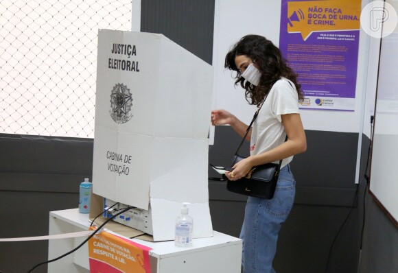 Bruna Marquezine exibe cabelo cacheado ao votar no Rio de Janeiro