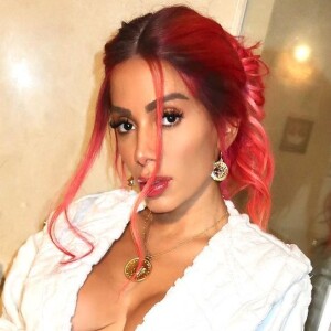 Anitta ganha bilhete com queixa: 'O cartão apenas dizia que estava morrendo de saudades. Quem mandou isso para mim?'