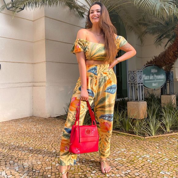 Suzanna Freitas usou top, de R$ 198, e calça, de R$ 298, da marca Farm