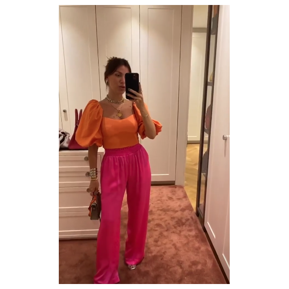 Nati Vozza aposta na tendência color blocking e combina cropped de mangas bufantes com calça de seda pink