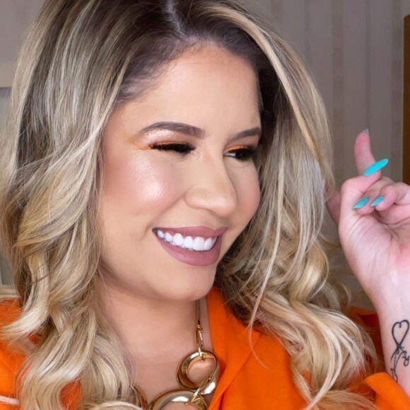 Marília Mendonça combina laranja e azul em look