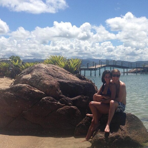 Michel Teló faz carinho na barriga de gravidez de Thais Fersoza em foto antiga