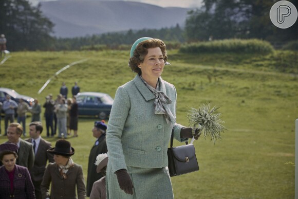 Rainha Elizabeth II (Olivia Colman) tem bolsas compradas na mesma marca que a monarca na vida real