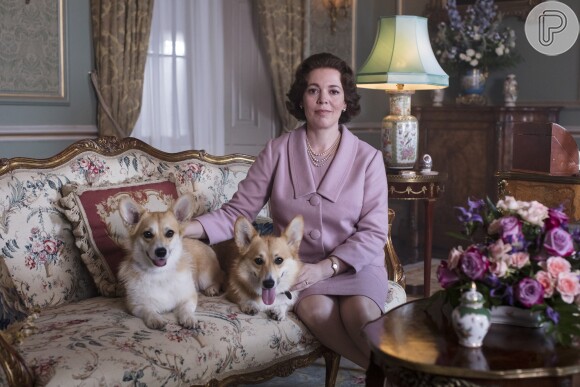 Rainha Elizabeth II (Olivia Colman) com pets da raça Corgi