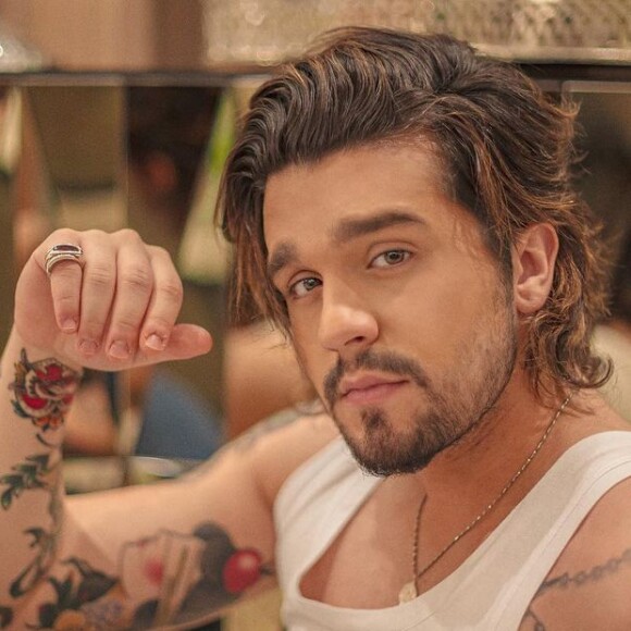 Luan Santana se emocionou e chorou durante a live, antes de cantar o hit 'Asas'