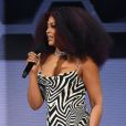  Taraji P. Henson estiliza cabelo black e investe em vestido com estampa geométrica da  Area, FW20,   no American Music Awards 2020