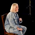 Katy Perry usa conjunto jeans  Acne Studios em apresentação no  American Music Awards 2020