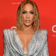 Jennifer Lopez chama atenção de conjunto de cropped e saia com superfenda  Balmain, coleção Primavera/Verão 2021  no American Music Awards 2020