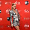 Paris Hilton usa microvestido com decote generoso da marca Valdrin Sahiti no American Music Awards 2020