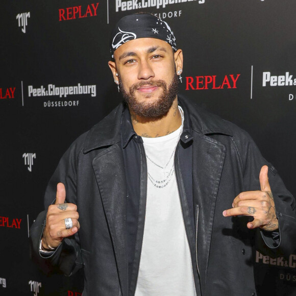 Neymar vive rumor de romance com a cantora de funk Gabily