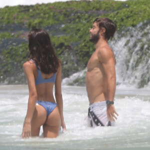 Kayky Brito e Anna Ávila dão mergulho no mar da Joatinga, no Joá, Rio de Janeiro