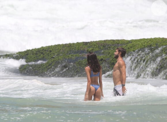 Kayky Brito e Anna Ávila dão mergulho no mar da Joatinga, no Joá, Rio de Janeiro