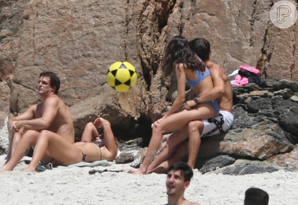 Kayky Brito abraça Anna Ávila ao curtir praia com amigos