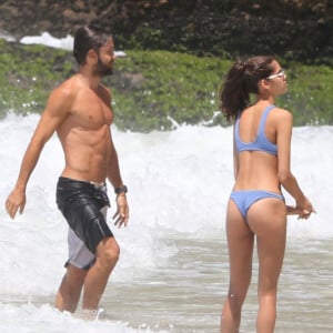 Kayky Brito é fotografado em clima de romance com modelo na praia do Joatinga, no Rio de Janeiro