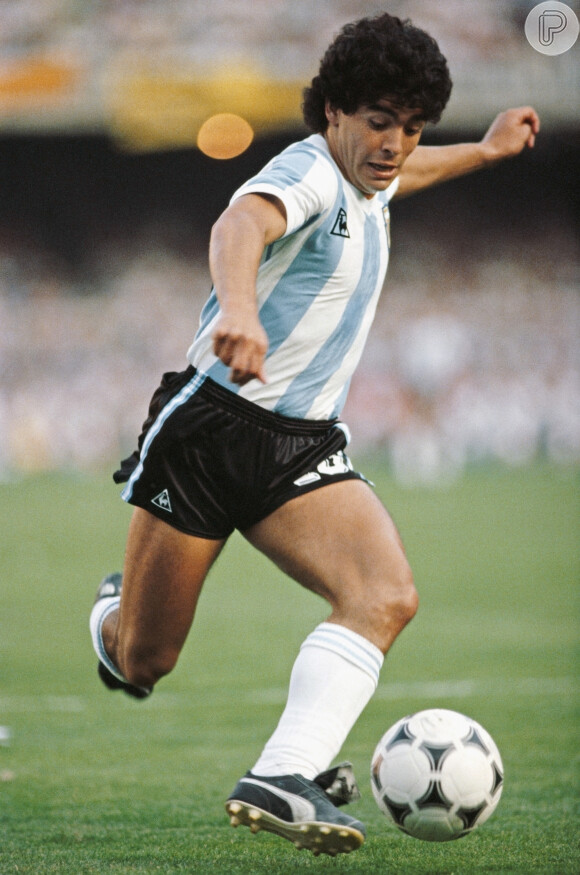 Diego Maradona passou pelos clubes Argentinos Juniors, Boca Juniors, seu time do coração, Barcelona, Napoli, Sevilla, Newell's Old Boys e encerrou a carreira no Boca, em 1998
