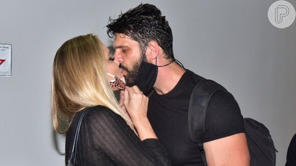 Ellen Rocche troca beijos com namorado, Guilherme Chelucci