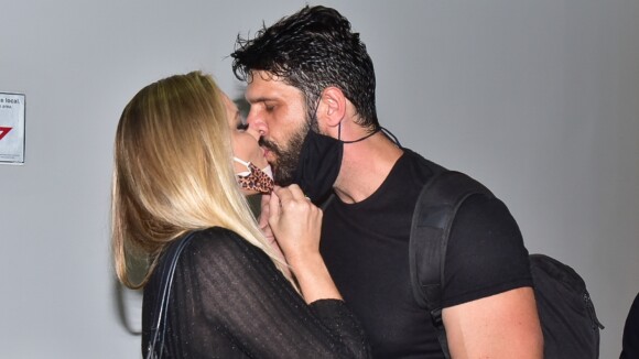 Ellen Rocche prestigia namorado, Guilherme Chelucci, e troca beijos com ator. Fotos!