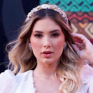 Virgínia Fonseca apostou em decote profundo e tiara dourada para look