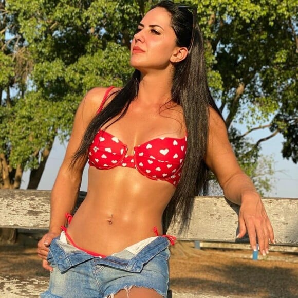 Graciele Lacerda ostenta corpo sarado aos 40 anos