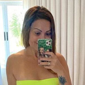 Solange Almeida, 46 anos, exibe barriga sarada em fotos de biquíni
