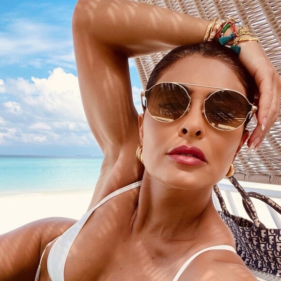 Juliana Paes exibe corpo aos 41