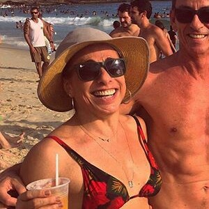 Cissa Guimarães, 63 anos, exibe corpo em passeio na praia