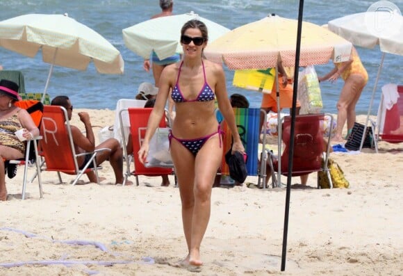 Ingrid Guimarães, 48 anos, ostenta corpo em biquíni na praia