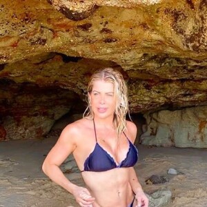 Karina Bacchi exibe corpo sarado aos 44 anos