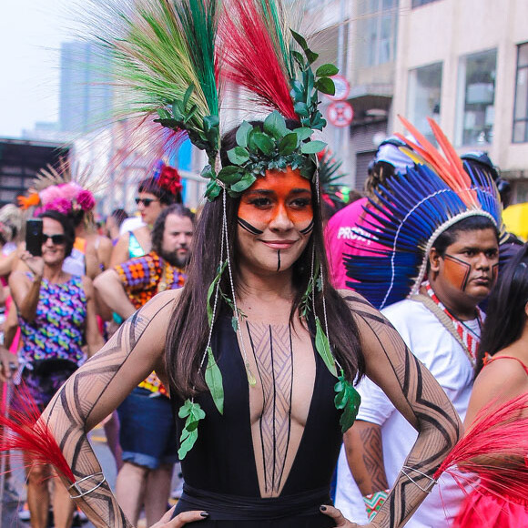 Alessandra Negrini, 50 anos, ostenta corpo em looks no carnaval