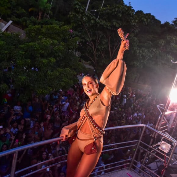 Claudia Leitte, aos 40 anos, exibe corpo em looks