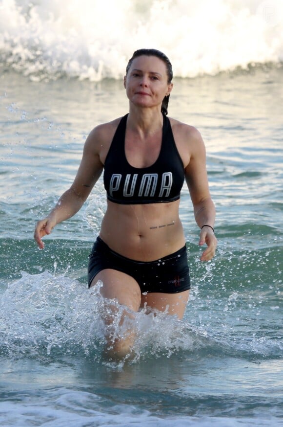 Rita Guedes, 48 anos, exibe corpo em passeio na praia