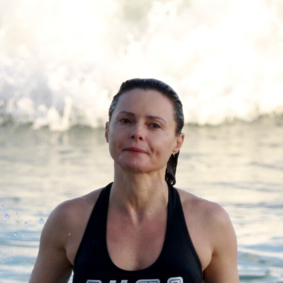 Rita Guedes, 48 anos, exibe corpo em passeio na praia