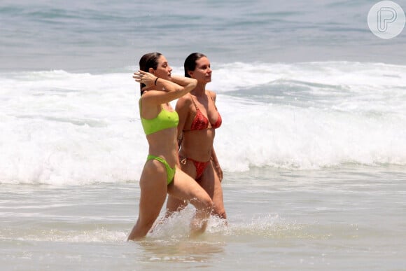 Paula Burlamaqui, 53 anos, e Amora Mautner, 45 anos, exibem corpo em mergulho no mar