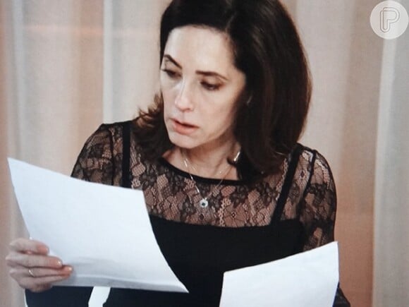 Maria Inês (Christiane Torloni) encontra os desenhos de Laura (Nathalia Dill) no caderno de Caíque (Sergio Guizé), em 'Alto Astral'