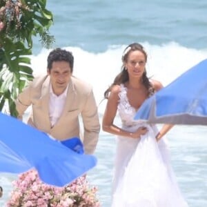 Mariana Ximenes e João Baldasserini estiveram em praia do Rio para gravarem cena do último capítulo da reprise da novela 'Haja Coração'