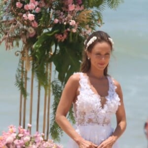 Mariana Ximenes esteve em praia do Rio para gravar cena da novela 'Haja Coração', estrelada por ela em 2016