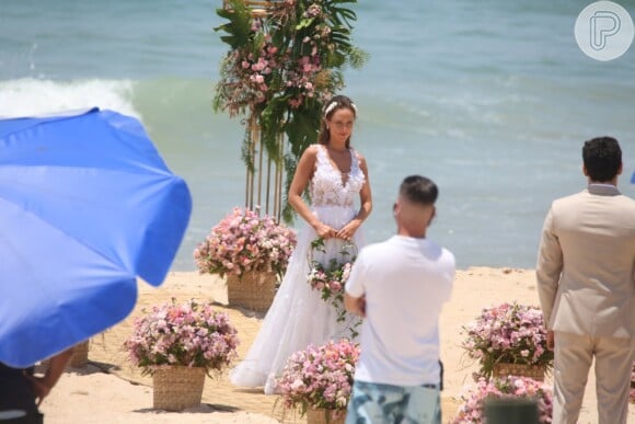 Mariana Ximenes esteve em praia do Rio para gravar cena da novela 'Haja Coração', estrelada por ela em 2016