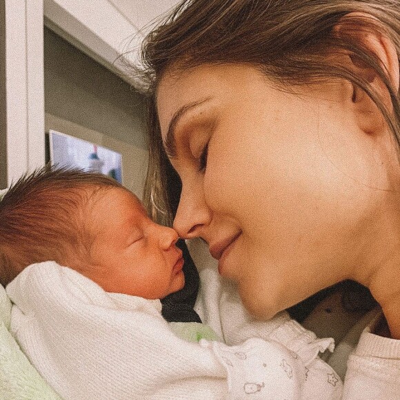 Filho de Flávia Viana de 2 meses sente dores e tem febre