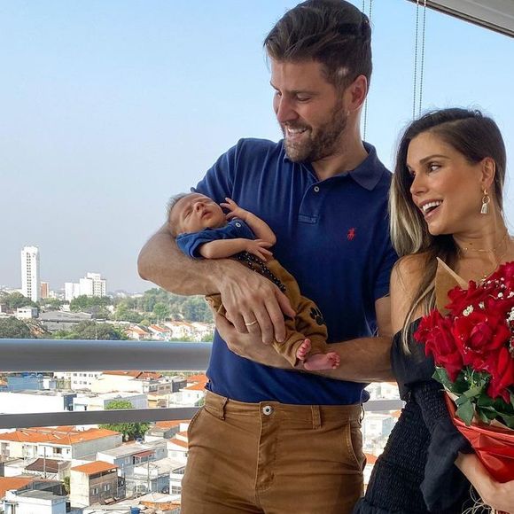 Flávia Viana leva filho para hospital após dores e febre